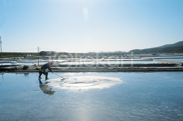 사람 한명 JPG 포토 산업 야외 어업 염전 자연 작업 작업실 주간 풍경(경치) 하늘