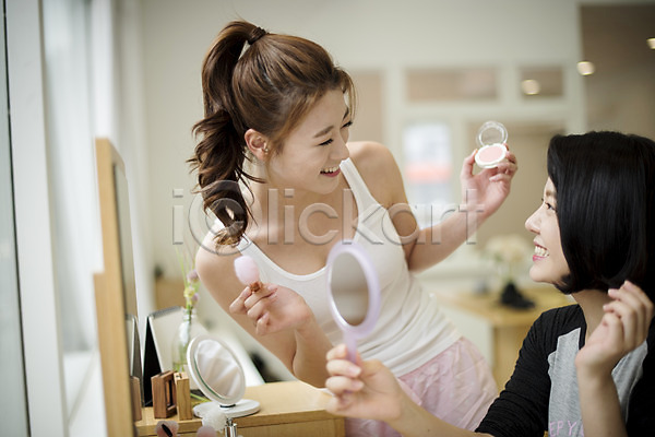 20대 두명 성인 성인여자만 여자 한국인 JPG 옆모습 포토 거울 들기 메이크업브러쉬 볼터치 뷰티 상반신 실내 앉기 우먼라이프 웃음 응시 친구 화장 화장대