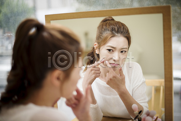 고민 20대 성인 성인여자한명만 여자 한국인 한명 JPG 뒷모습 아웃포커스 앞모습 포토 거울 만지기 뷰티 상반신 실내 앉기 여드름 우먼라이프 피부 화장대