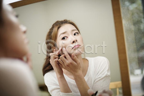 고민 20대 성인 성인여자한명만 여자 한국인 한명 JPG 아웃포커스 옆모습 포토 거울 만지기 뷰티 상반신 실내 앉기 여드름 우먼라이프 피부 화장대