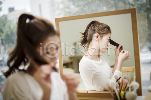 고민 20대 성인 성인여자한명만 여자 한국인 한명 JPG 아웃포커스 옆모습 포토 거울 만지기 머리카락 뷰티 상반신 실내 앉기 우먼라이프 화장대