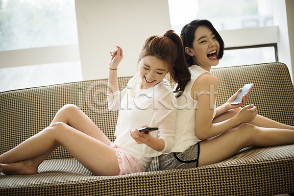 즐거움 20대 두명 성인 성인여자만 여자 한국인 JPG 옆모습 포토 들기 등맞대기 상반신 셀프카메라 소파 스마트폰 실내 앉기 우먼라이프 웃음 응시 친구