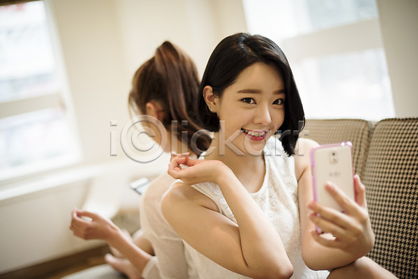 즐거움 20대 두명 성인 성인여자만 여자 한국인 JPG 뒷모습 앞모습 포토 등맞대기 상반신 셀프카메라 스마트폰 실내 앉기 우먼라이프 웃음 응시 친구
