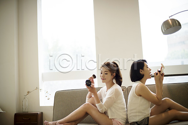 20대 두명 성인 성인여자만 여자 한국인 JPG 앞모습 옆모습 포토 거실 등맞대기 뷰티 상반신 소파 실내 앉기 우먼라이프 웃음 응시 친구 화장