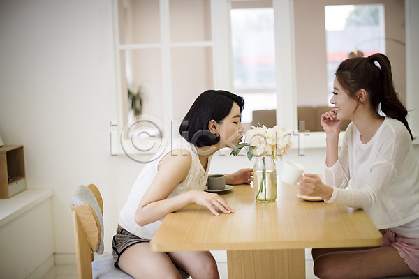 여유 티타임 20대 두명 성인 성인여자만 여자 한국인 JPG 아웃포커스 옆모습 포토 꽃병 미소(표정) 상반신 실내 앉기 우먼라이프 의자 친구 커피 탁자