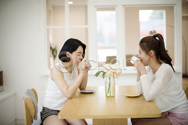 여유 티타임 20대 두명 성인 성인여자만 여자 한국인 JPG 아웃포커스 옆모습 포토 꽃병 마시기 미소(표정) 상반신 실내 앉기 우먼라이프 응시 의자 친구 커피 탁자