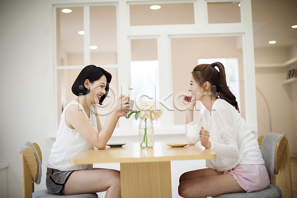 여유 티타임 20대 두명 성인 성인여자만 여자 한국인 JPG 아웃포커스 옆모습 포토 꽃병 마주보기 상반신 실내 앉기 우먼라이프 웃음 의자 친구 커피 탁자