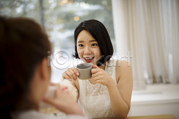 여유 티타임 20대 두명 성인 성인여자만 여자 한국인 JPG 뒷모습 아웃포커스 앞모습 포토 마주보기 미소(표정) 상반신 실내 앉기 우먼라이프 의자 친구 커피 탁자