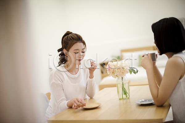 여유 티타임 20대 두명 성인 성인여자만 여자 한국인 JPG 아웃포커스 옆모습 포토 꽃병 눈감음 상반신 실내 앉기 우먼라이프 친구 커피 탁자