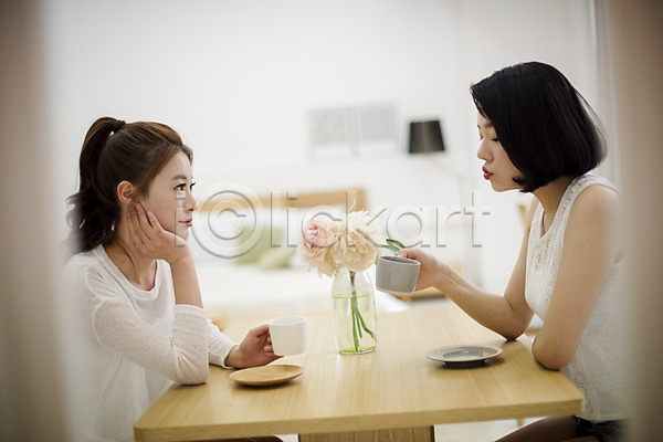 여유 티타임 20대 두명 성인 성인여자만 여자 한국인 JPG 아웃포커스 옆모습 포토 꽃병 상반신 실내 앉기 우먼라이프 응시 의자 친구 커피 탁자