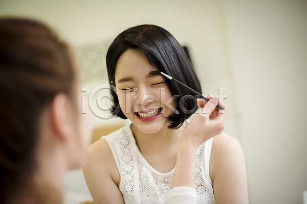 20대 두명 성인 성인여자만 여자 한국인 JPG 뒷모습 아웃포커스 앞모습 포토 눈감음 뷰티 상반신 실내 앉기 우먼라이프 웃음 친구 화장