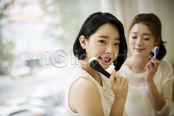 20대 두명 성인 성인여자만 여자 한국인 JPG 앞모습 옆모습 포토 들기 메이크업브러쉬 미소(표정) 뷰티 상반신 실내 우먼라이프 친구 화장