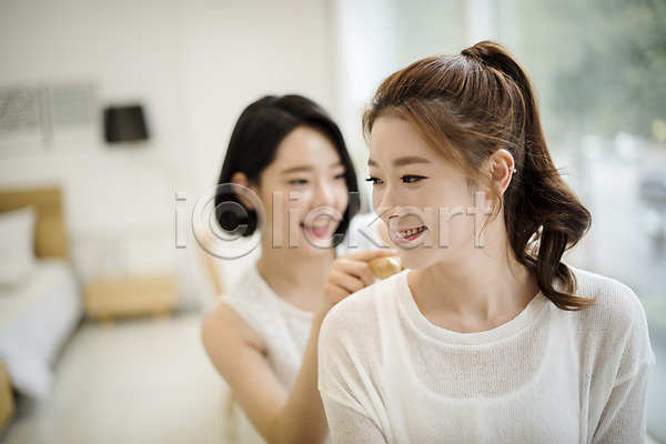 20대 두명 성인 성인여자만 여자 한국인 JPG 앞모습 포토 미소(표정) 상반신 실내 앉기 우먼라이프 친구