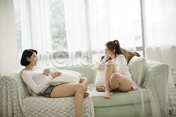 20대 두명 성인 성인여자만 여자 한국인 JPG 옆모습 포토 거실 소파 실내 앉기 우먼라이프 웃음 응시 전신 친구 쿠션