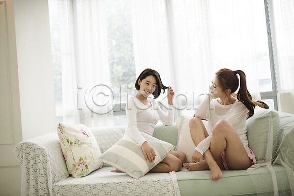 20대 두명 성인 성인여자만 여자 한국인 JPG 앞모습 옆모습 포토 거실 소파 실내 앉기 우먼라이프 웃음 응시 전신 친구 쿠션