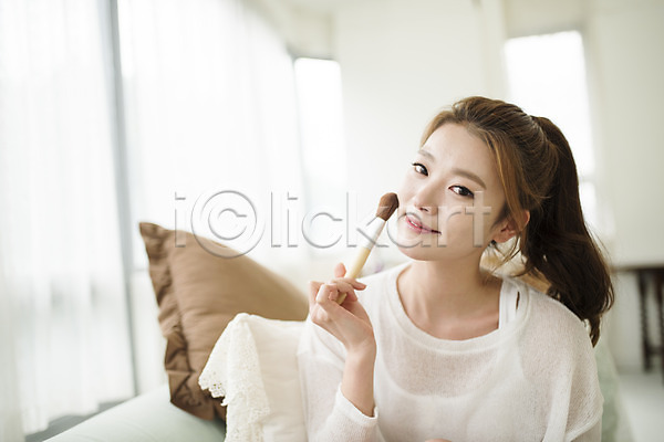 20대 성인 성인여자한명만 여자 한국인 한명 JPG 앞모습 포토 들기 메이크업브러쉬 미소(표정) 뷰티 상반신 실내 앉기 우먼라이프 응시 화장
