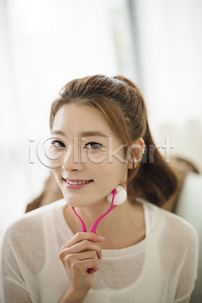 20대 성인 성인여자한명만 여자 한국인 한명 JPG 앞모습 포토 들기 미소(표정) 뷰티 상반신 실내 앉기 우먼라이프 응시 페이스롤러