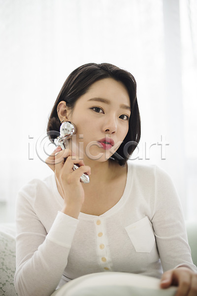 20대 성인 성인여자한명만 여자 한국인 한명 JPG 앞모습 포토 들기 뷰티 상반신 실내 앉기 우먼라이프 응시 페이스롤러