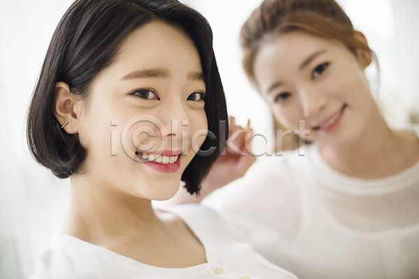 20대 두명 성인 성인여자만 여자 한국인 JPG 아웃포커스 앞모습 포토 상반신 실내 우먼라이프 웃음 응시 친구
