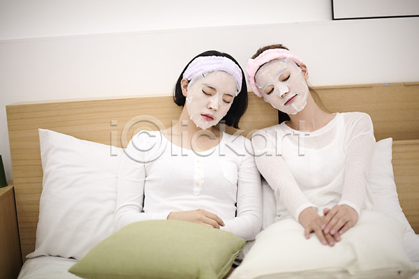 20대 두명 성인 성인여자만 여자 한국인 JPG 앞모습 포토 눈감음 마스크팩 뷰티 상반신 실내 앉기 우먼라이프 친구 침대 쿠션 피부관리