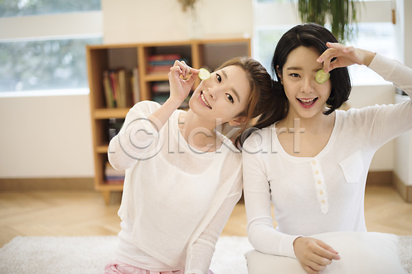 즐거움 20대 두명 성인 성인여자만 여자 한국인 JPG 아웃포커스 앞모습 포토 눕기 뷰티 상반신 실내 앉기 오이 오이팩 우먼라이프 웃음 응시 친구 피부관리