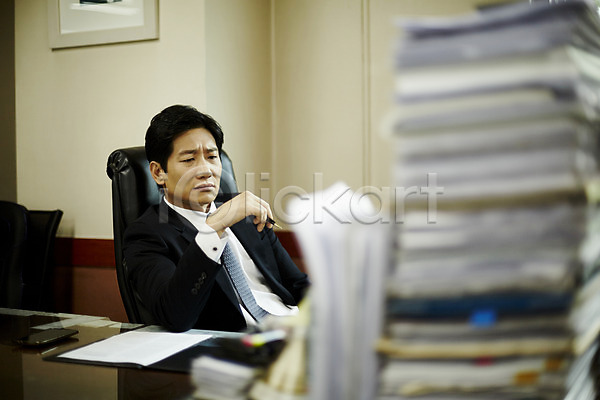고민 40대 남자 중년 중년남자한명만 한국인 한명 JPG 앞모습 포토 리더 비즈니스라이프 비즈니스맨 사무실 사장 상반신 생각 서류더미 실내 앉기 응시 찡그림