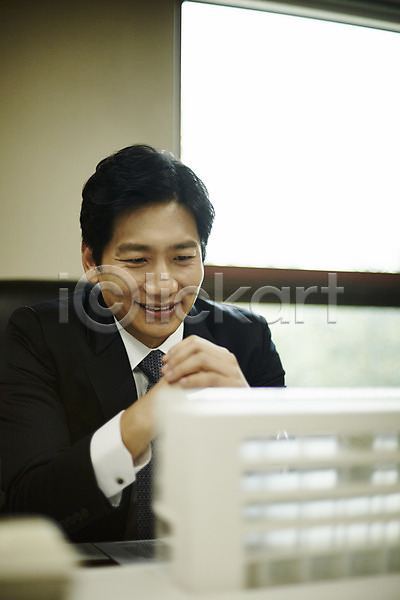 40대 남자 중년 중년남자한명만 한국인 한명 JPG 앞모습 포토 리더 비즈니스라이프 비즈니스맨 사무실 사장 상반신 실내 앉기 웃음 응시 주간