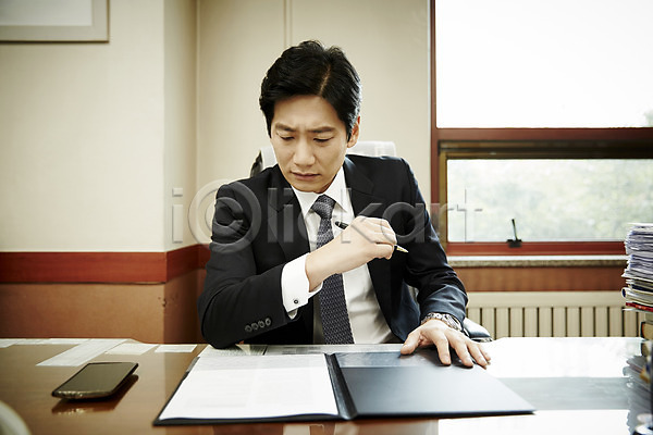 고민 40대 남자 중년 중년남자한명만 한국인 한명 JPG 앞모습 포토 계약서 비즈니스라이프 비즈니스맨 사무실 상반신 생각 실내 앉기 응시 의자 주간 책상