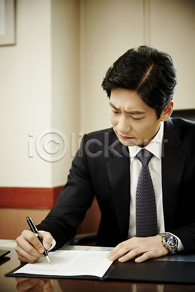 집중 40대 남자 중년 중년남자한명만 한국인 한명 JPG 앞모습 포토 계약서 기록 비즈니스라이프 비즈니스맨 사무실 상반신 서명 실내 앉기 응시 의자 책상