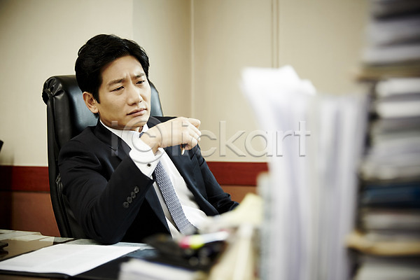 고민 40대 남자 중년 중년남자한명만 한국인 한명 JPG 앞모습 포토 비즈니스라이프 비즈니스맨 사무실 상반신 서류더미 실내 앉기 응시 의자 찡그림 책상
