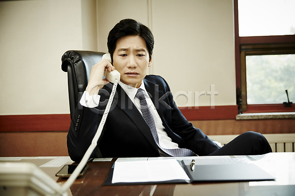40대 남자 중년 중년남자한명만 한국인 한명 JPG 앞모습 포토 결제서류 리더 비즈니스라이프 비즈니스맨 사무실 사장 사장실 상반신 실내 앉기 응시 의자 찡그림 통화