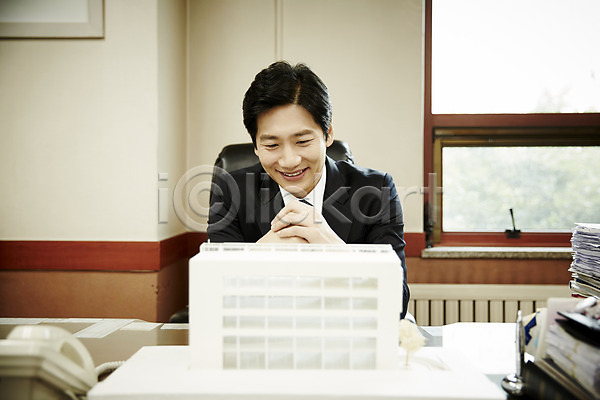 40대 남자 중년 중년남자한명만 한국인 한명 JPG 앞모습 포토 깍지 비즈니스라이프 비즈니스맨 사무실 상반신 실내 앉기 웃음 응시 의자 주간 책상
