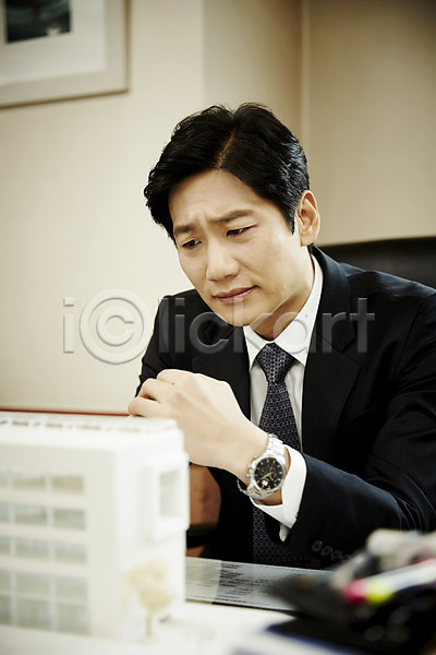고민 40대 남자 중년 중년남자한명만 한국인 한명 JPG 앞모습 포토 깍지 비즈니스라이프 비즈니스맨 사무실 상반신 생각 실내 앉기 응시 의자 찡그림 책상