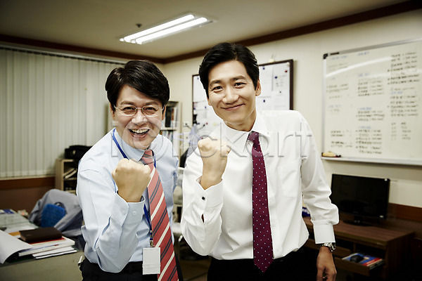 40대 남자 두명 중년 중년남자만 한국인 JPG 앞모습 포토 동료 비즈니스라이프 비즈니스맨 사무실 상반신 서기 실내 웃음 응시 파이팅 회사