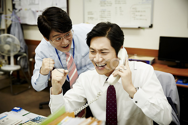 성공 40대 남자 두명 중년 중년남자만 한국인 JPG 앞모습 포토 동료 비즈니스라이프 비즈니스맨 사무실 상반신 서기 실내 앉기 웃음 주먹 통화 회사
