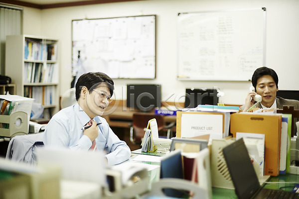 40대 남자 두명 중년 중년남자만 한국인 JPG 앞모습 옆모습 포토 넥타이 동료 비즈니스라이프 비즈니스맨 사무실 상반신 실내 앉기 응시 통화 회사
