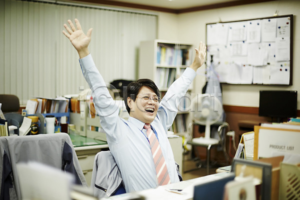 즐거움 40대 남자 중년 중년남자한명만 한국인 한명 JPG 앞모습 포토 만세 비즈니스라이프 비즈니스맨 사무실 상반신 실내 앉기 웃음 의자