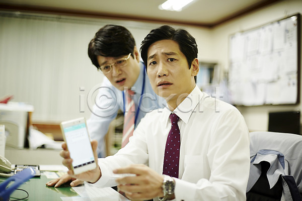 40대 남자 두명 중년 중년남자만 한국인 JPG 앞모습 포토 동료 들기 비즈니스라이프 비즈니스맨 사무실 상반신 스마트폰 실내 앉기 응시 찡그림 회사