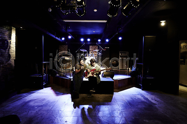 40대 남자 두명 중년 중년남자만 한국인 JPG 앞모습 포토 기타 노래 무대 실내 앉기 연주 전신 중년라이프