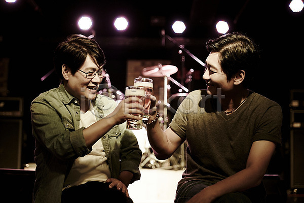 40대 남자 두명 중년 중년남자만 한국인 JPG 앞모습 포토 건배 맥주 상반신 실내 앉기 웃음 응시 중년라이프
