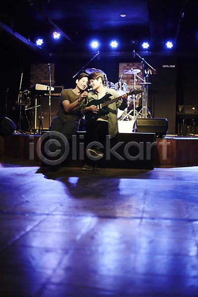 열정 40대 남자 두명 중년 중년남자만 한국인 JPG 앞모습 포토 공연 기타 노래 무대 실내 앉기 전신 중년라이프