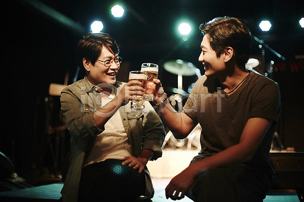 40대 남자 두명 중년 중년남자만 한국인 JPG 앞모습 포토 건배 마주보기 맥주 무대 바 상반신 실내 앉기 웃음 중년라이프