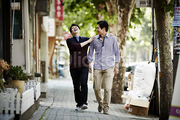 40대 남자 두명 중년 중년남자만 한국인 JPG 앞모습 포토 가로수 거리 걷기 야외 어깨동무 웃음 응시 전신 주간 중년라이프 친구