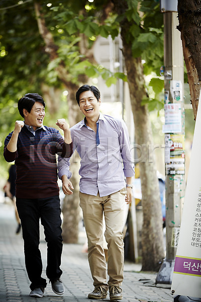 40대 남자 두명 중년 중년남자만 한국인 JPG 앞모습 포토 가로수 거리 걷기 야외 웃음 응시 전신 주간 중년라이프 친구 파이팅