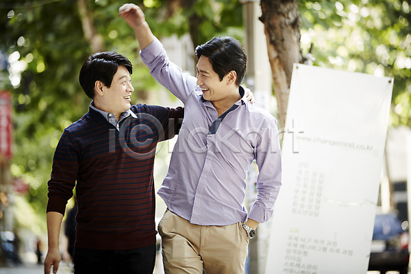 40대 남자 두명 중년 중년남자만 한국인 JPG 앞모습 포토 거리 걷기 상반신 야외 어깨동무 웃음 응시 주간 중년라이프 친구