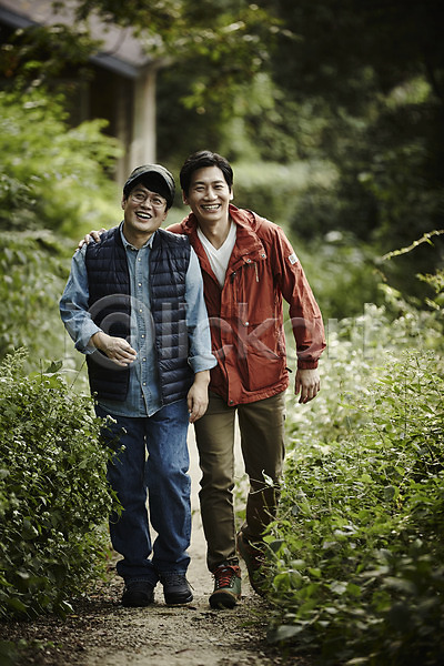 40대 남자 두명 중년 중년남자만 한국인 JPG 앞모습 포토 걷기 등산 서기 숲 야외 운동 웃음 응시 전신 주간 중년라이프 친구