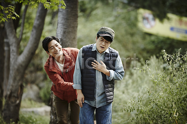 도움 40대 남자 두명 중년 중년남자만 한국인 JPG 앞모습 포토 걷기 등산 상반신 숲 야외 운동 웃음 응시 주간 중년라이프 친구 힘듦