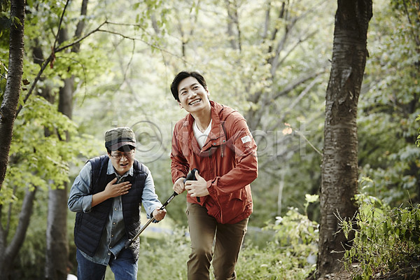 도움 40대 남자 두명 중년 중년남자만 한국인 JPG 앞모습 포토 걷기 등산 상반신 숲 야외 운동 웃음 응시 주간 중년라이프 친구 힘듦