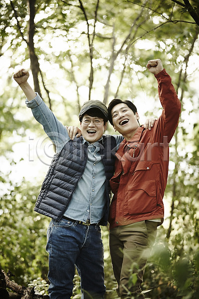 40대 남자 두명 중년 중년남자만 한국인 JPG 앞모습 포토 등산 상반신 서기 숲 야외 어깨동무 운동 웃음 응시 주간 중년라이프 친구 파이팅