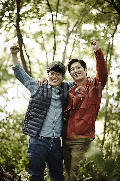 40대 남자 두명 중년 중년남자만 한국인 JPG 앞모습 포토 등산 상반신 서기 숲 야외 어깨동무 운동 웃음 응시 주간 중년라이프 친구 파이팅